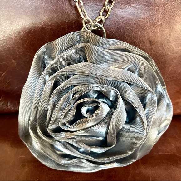 Elegant Silver Rose Shaped Evening Purse & Clutch - Picture 5 of 7